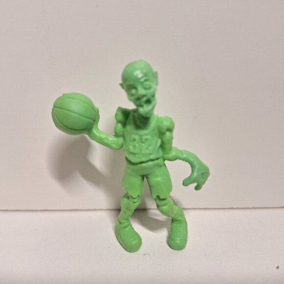 Jump Shot Rot SLUG Zombies Green Basketball Playing Zombie Jakks 2012 Series 2 - Picture 2 of 7